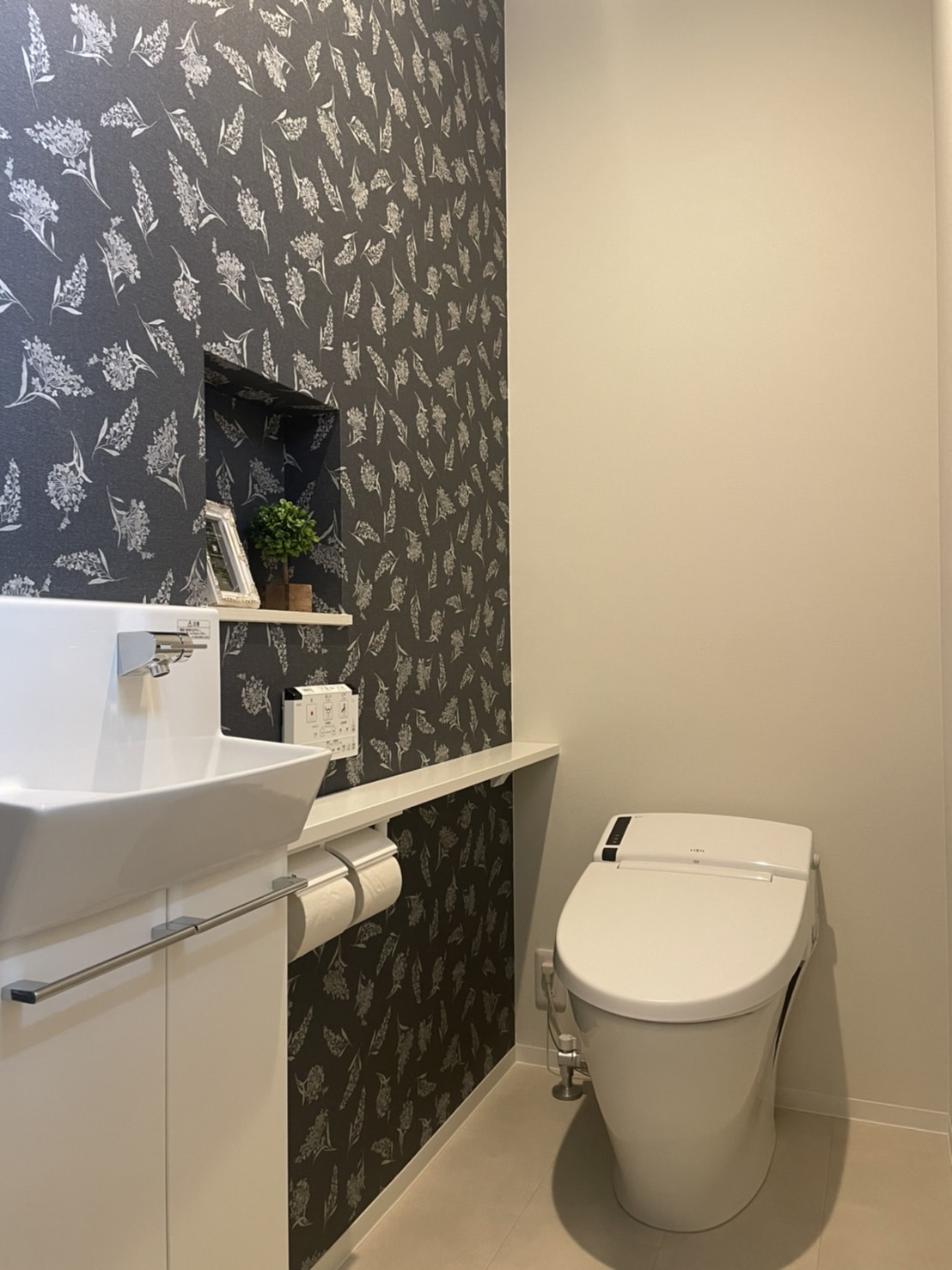 シックでかわいい！トイレインテリア